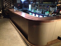 Dřevěný bar v Restaurant&Bar POSTEL 
